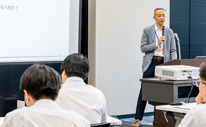写真:河島 慎氏(株式会社リクルートマネジメントソリューションズ 技術開発統括部 コミュニケーションエンジニアリング部 エグゼクティブコミュニケーションエンジニア)