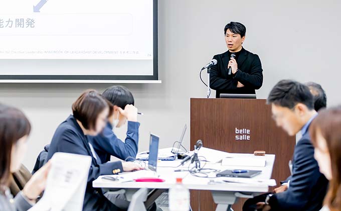 写真：斎木 輝之氏（株式会社日本能率協会マネジメントセンター ラーニングマーケティング本部 本部長 人材育成専門誌Learning Design 編集長）