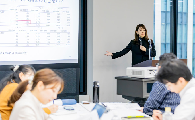写真：滝澤 美帆氏（学習院大学 経済学部 教授）